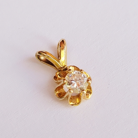 Vintage solid 14k gold genuine Diamond buttercup  Necklace 1/2" - Picture 3 of 11